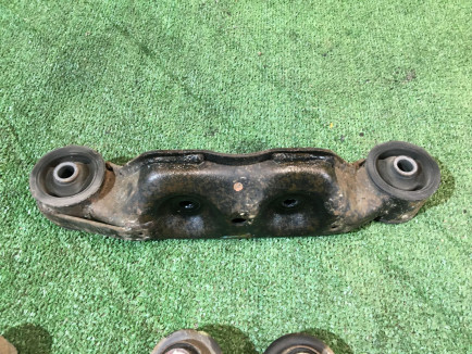 Балка подрамник редуктора субару форестер sf5. Сайлентблок горизонтальный задний subaru lancaster. Балка редуктора. Редуктор subaru legacy bh5. Балка редуктора.