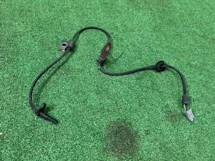 Датчик ABS передний правый YA5