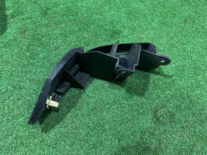 Крепление заднего бампера левое YA5