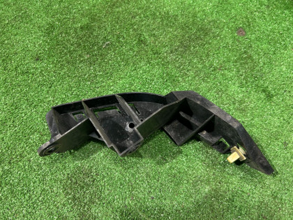 Крепление заднего бампера правое YA5