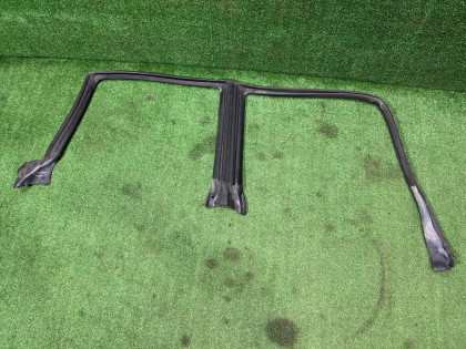 Уплотнитель дверей правый BE5