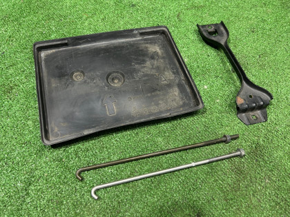 Крепление аккумулятора