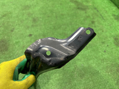 Крепление переднего бампера правое SUBARU LEGACY OEM 57707AE120 BE5 BH5 2002 SILVER 01G