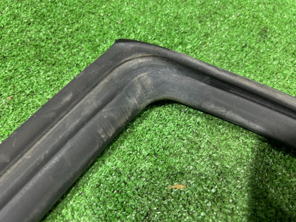 Уплотнитель дверей правый