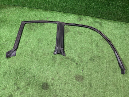 Уплотнитель дверей правый