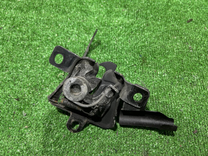 Замок капота