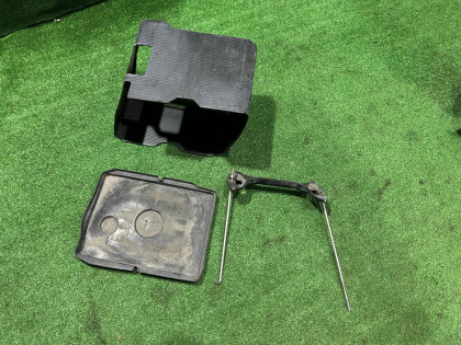 Крепление аккумулятора