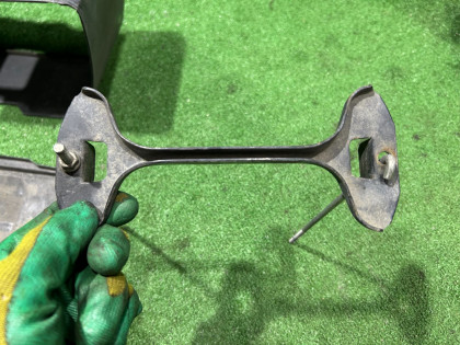 Крепление аккумулятора