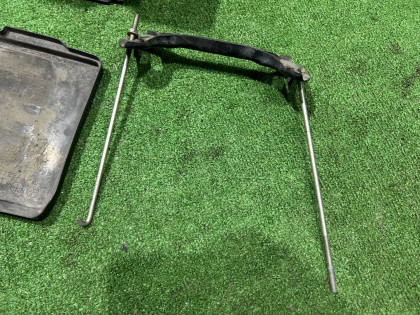 Крепление аккумулятора