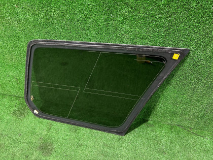 Стекло багажника левое