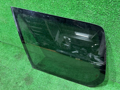 Стекло багажника левое