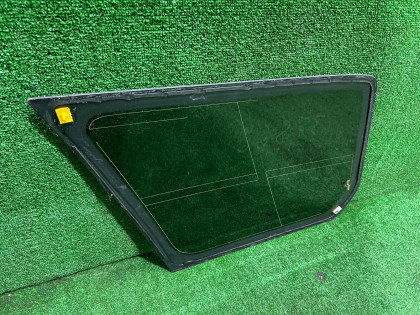 Стекло багажника правое