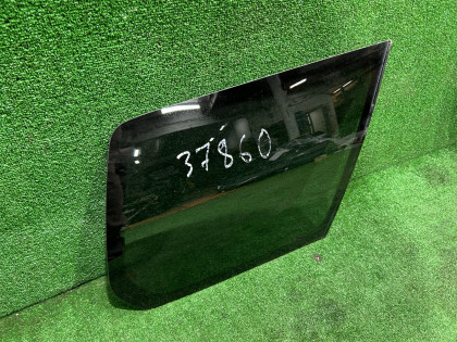 Стекло багажника правое