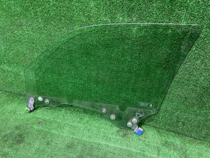 Стекло передней правой двери