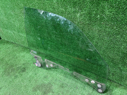 Стекло передней правой двери