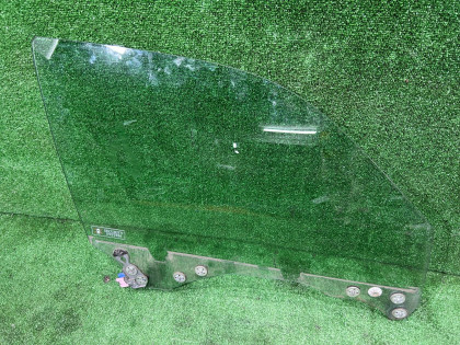 Стекло передней правой двери