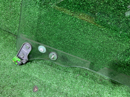 Стекло передней правой двери