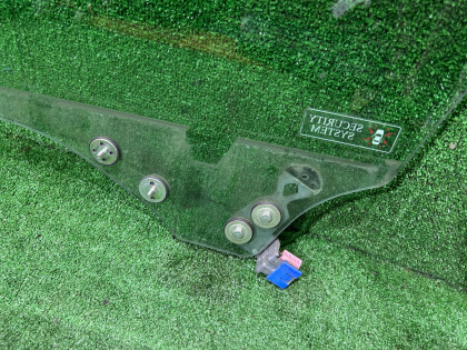 Стекло передней правой двери