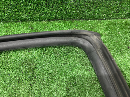 Уплотнитель дверей левый