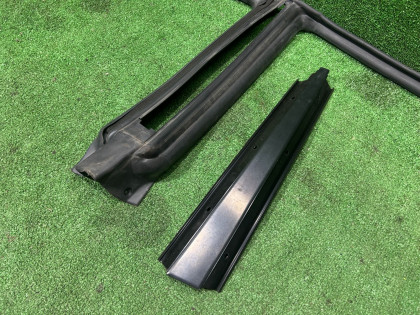 Уплотнитель дверей левый