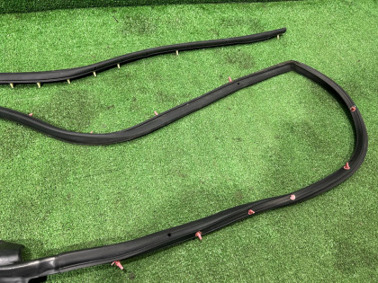 Уплотнитель дверей правый