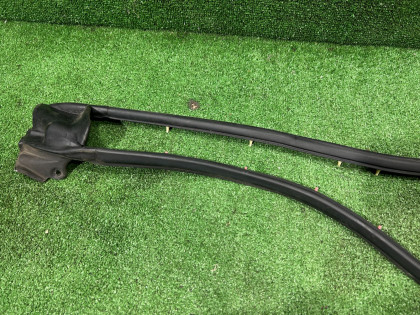 Уплотнитель дверей правый