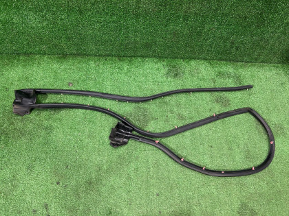 Уплотнитель дверей правый