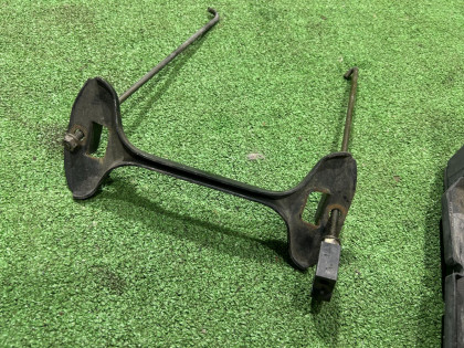 Крепление аккумулятора