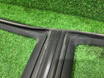 Уплотнитель дверей левый