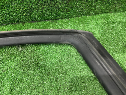 Уплотнитель дверей левый