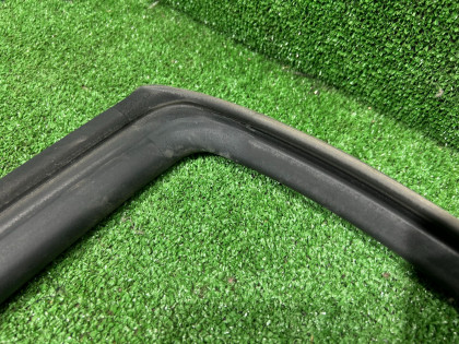 Уплотнитель дверей правый