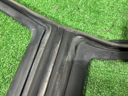 Уплотнитель дверей правый