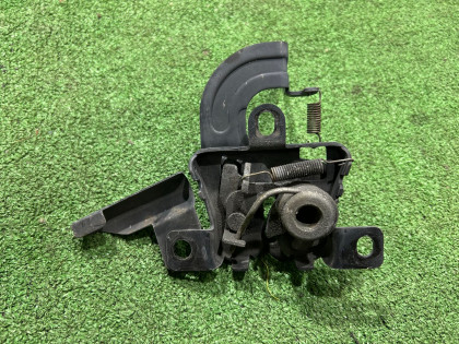 Замок капота