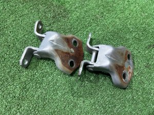 Петли двери передней левой SUBARU LEGACY LANCASTER OEM 61220AC000 61220AC010 BHE 2001 SILVER/GREY 1U2