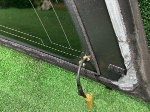 Стекло багажника правое целый молдинг SUBARU LEGACY LANCASTER OEM 65210AE250NB BHE 2001