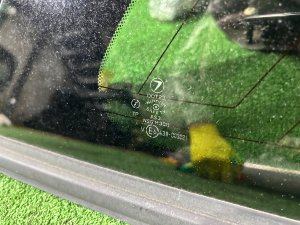 Стекло багажника правое целый молдинг SUBARU LEGACY LANCASTER OEM 65210AE250NB BHE 2001