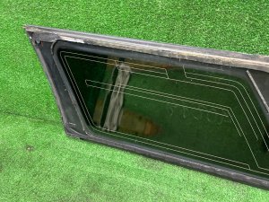 Стекло багажника правое целый молдинг SUBARU LEGACY LANCASTER OEM 65210AE250NB BHE 2001