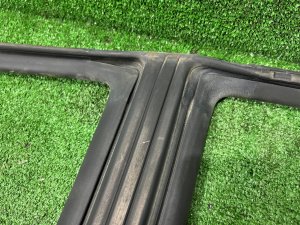 Уплотнитель дверей левый SUBARU LEGACY LANCASTER OEM 63521AE030 BHE BH9 BH5 2001 SILVER/GREY 1U2