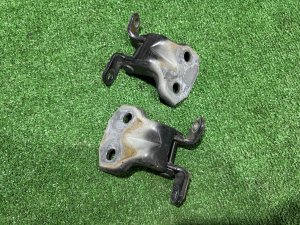 Петли двери передней левой 61220FA000 61220FA010 SUBARU FORESTER