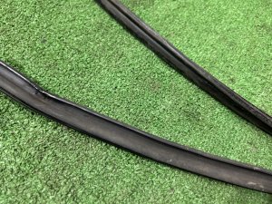 Молдинг лобового стекла SUBARU LEGACY LANCASTER OEM 65058AE000 BHE BH9 BH5 BE BE9 BE5 BEE 2002 SILVER/GREY 1U2