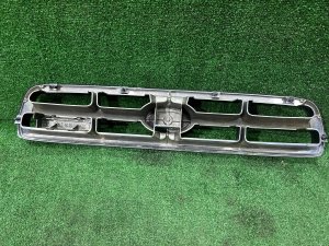 Решетка радиатора SUBARU LEGACY LANCASTER OEM 91121AE260 BHE 2002 SILVER/GREY 1U2