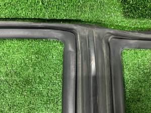 Уплотнитель дверей правый SUBARU LEGACY LANCASTER OEM 63521AE020 BHE BH9 BH5 BE5 BE9 BEE 2002 SILVER/GREY 1U2