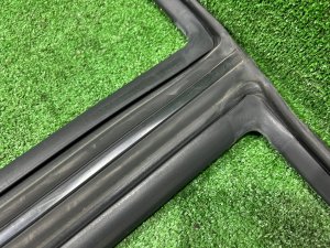 Уплотнитель дверей правый SUBARU LEGACY LANCASTER OEM 63521AE020 BHE BH9 BH5 BE5 BE9 BEE 2002 SILVER/GREY 1U2