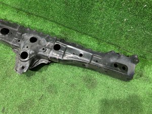 Балка передняя маленькая TOYOTA PRIUS OEM 5710447020 ZVW30 2012 2ZRFXE