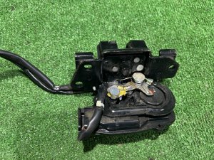 Замок пятой двери TOYOTA PRIUS OEM 6935047040 ZVW30 2012 SILVER 1F7