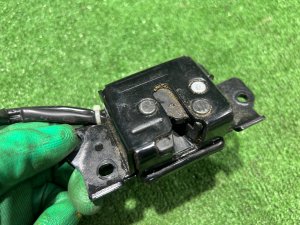 Замок пятой двери TOYOTA PRIUS OEM 6935047040 ZVW30 2012 SILVER 1F7