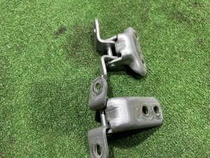 Петли двери передней левой TOYOTA PRIUS OEM 6871012151 ZVW30 2012 SILVER 1F7
