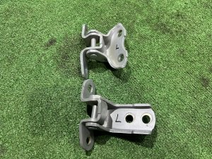 Петли двери передней левой TOYOTA PRIUS OEM 6871012151 ZVW30 2012 SILVER 1F7