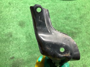 Крепление переднего бампера левое SUBARU LEGACY OEM 57707AE130 BH5 2000 BLEU 95H