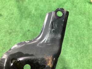 Крепление переднего бампера правое SUBARU LEGACY OEM 57707AE120 BH5 2000 BLEU 95H